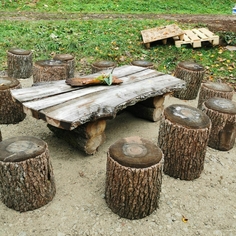 Sitzkreis aus Baumstämmen im Wald