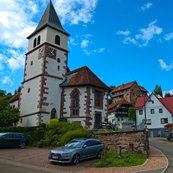 Blick auf die Kirche in Neuneck, im Hintergrund das Schloss Neuneck 